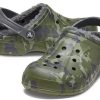 Crocs Baya vuoratut puukenkäpainatus Fleecevuoratut Unisex-naamiointitossut 205975-97G Crocs Baya vuoratut puukenkäpainatus Fleecevuoratut Unisex-naamiointitossut 205975-97G