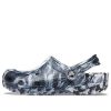 Crocs Beach Marble Unisex mustavalkoiset sandaalit ”Black White” 206867-103
