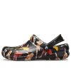 Crocs Bistro Graphic -puukengät ”Black Multi” 204044-0S3
