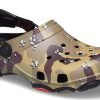 Crocs Classic Clog Desert Camouflage Beach Unisex mustaruskeat sandaalit 207305-088