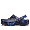 Crocs Classic Clog Pattern -mustat sandaalit 206565-066