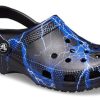 Crocs Classic Clog Pattern -mustat sandaalit 206565-066