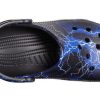 Crocs Classic Clog Pattern -mustat sandaalit 206565-066