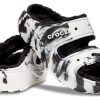 Crocs Classic Cozzzy Marmoroidut sandaalit ”Black White” 207907