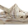 Crocs Classic Crush marmoroitu puukenkä ”Bone Multi” 208265-2Y3
