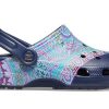 Crocs (WMNS) Classic Clog Liberty London Beach Deep Blue Sandaalit 206447-410 Crocs (WMNS) Classic Clog Liberty London Beach Deep Blue Sandaalit 206447-410