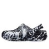 Crocs (WMNS) klassiset vuoratut puukenkäsandaalit ”Marbled White Black” 207180-103