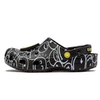 Crocs (WMNS) Smiley World Classic -kengät ”Black White Yellow” 873137 Crocs (WMNS) Smiley World Classic -kengät ”Black White Yellow” 873137