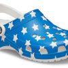 Crocs (WMNS) USA:n kuviopainatus Kevyet mukavat sandaalit Sininen punainen 205974-94S Crocs (WMNS) USA:n kuviopainatus Kevyet mukavat sandaalit Sininen punainen 205974-94S