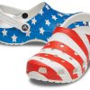 Crocs (WMNS) USA:n kuviopainatus Kevyet mukavat sandaalit Sininen punainen 205974-94S Crocs (WMNS) USA:n kuviopainatus Kevyet mukavat sandaalit Sininen punainen 205974-94S